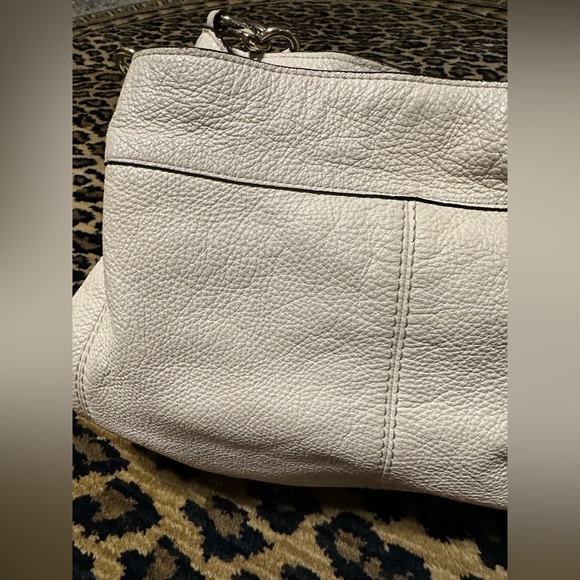 100% Authentic Coach white leather purse.  Very good condition.  Smells like new - Picture 10 of 13